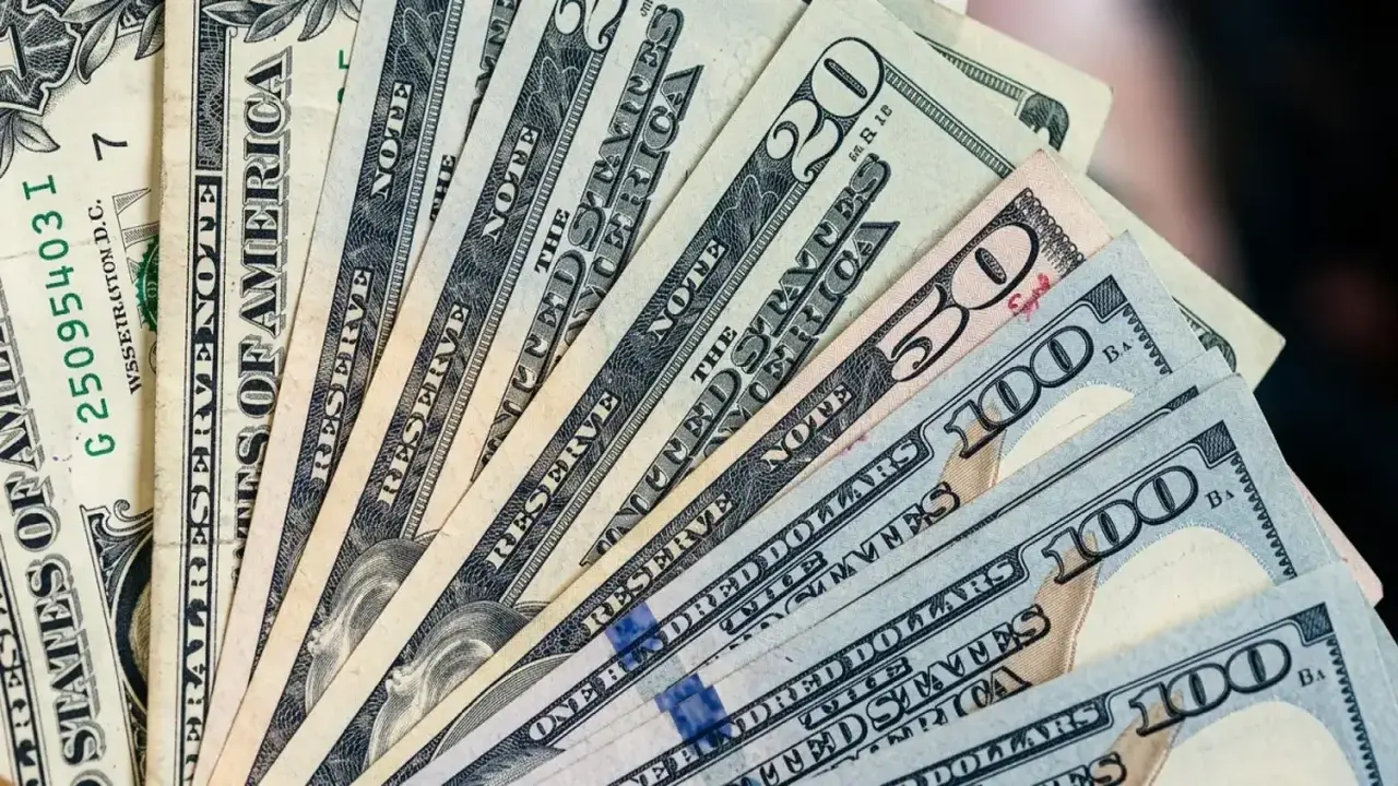 أسعار الدولار تهوي في البنوك وسط فرص قد تنقضي سريعًا!